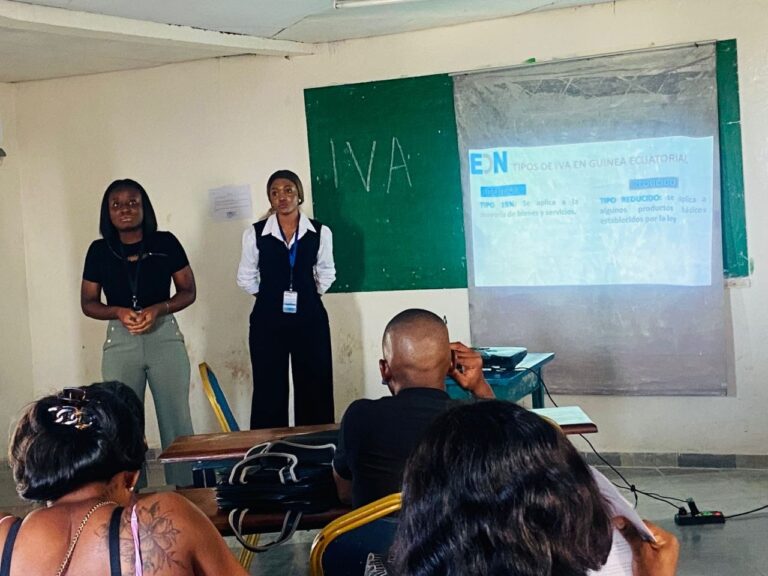 Estudiantes de Ciencias Sociales presentan una exposición sobre la liquidación del IVA durante la Jornada Científica Davinci