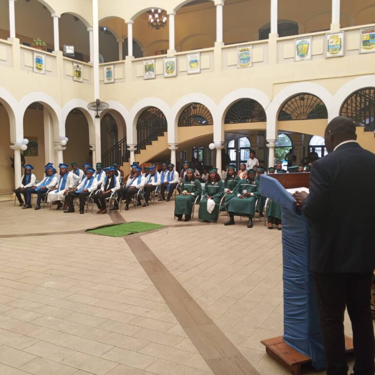 El director Francisco Moro Ncogo destaca la ética, la humildad y la formación profesional en el acto de graduación DaVinci